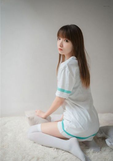 美女被按在桌子糟蹋完整版_免VIP免费在线观看
