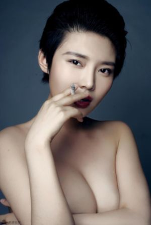 欧美风款吊带背心_1080手机在线看